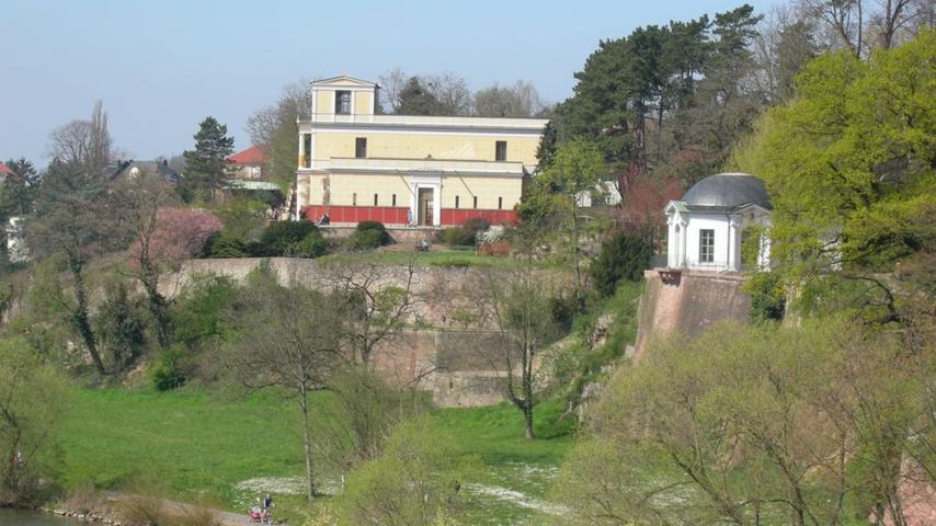 Von König Ludwig I. nach römischem Vorbild erbeut. Das Pompejanum in Aschaffenburg: Die römische Villa ist ein beliebtes Fotomotiv. Die römische Architektur zieht sich bis in das Innere des Gebäudes.