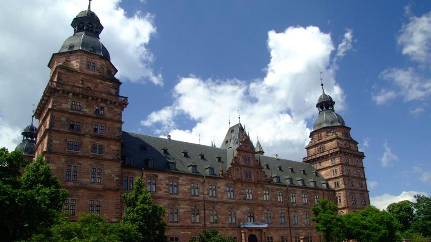 Schloss Johannisburg liegt im Zentrum Aschaffenburgs am Ufer des Mains. Die gewaltige Anlage, 1605 bis 1614 unter Kurerzbischof Johann Schweikard von Kronberg errichtet, gehört zu den bedeutendsten Schlossbauten der deutschen Renaissance. Besichtigen kann man die Gemäldegalerie mit Werken von Lucas Cranach dem Älteren, die Schlosskapelle mit Renaissancealtar, die Paramentenkammer mit Ornaten aus dem ehemaligen Mainzer Domschatz, die mit klassizistischem Mobiliar ausgestatteten fürstlichen Wohnräume, das Städtische Schlossmuseum und die Korkmodellsammlung. Letztere gilt als als Besonderheit. Hier laden 45 sehr datailgenaue Modelle zu einem unterhaltsamen Spaziergang durch das antike Rom ein. 