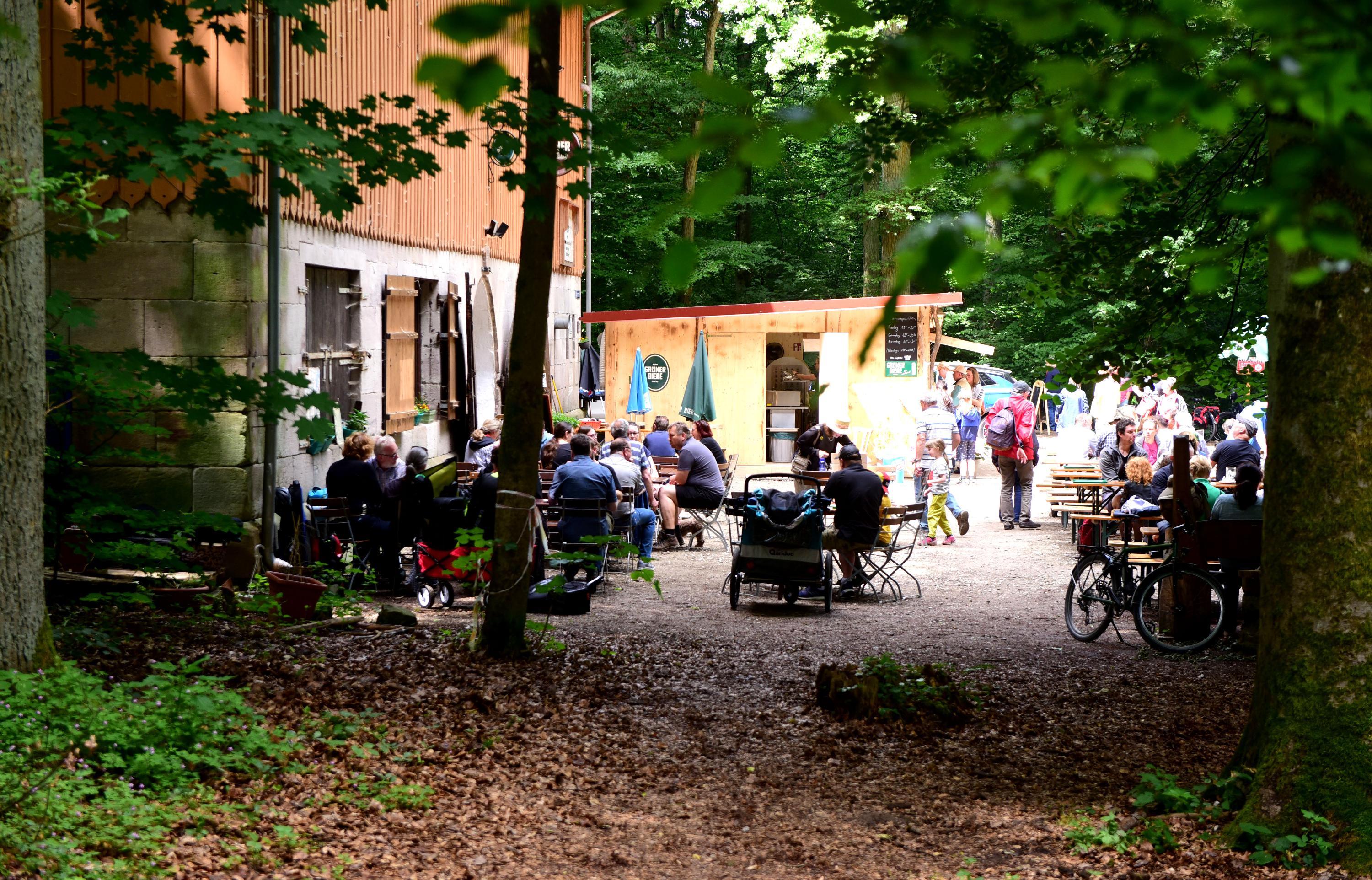 Der 1863 erbaute Felsenkeller in Burgfarrnbach feiert dieses Jahr sein 160 -jähriges Bestehen. Zum idyllischen Wald-Biergarten dürfen keine Autos hochfahren,  hier herrscht also Ruhe vor Motorenlärm. Wer Brotzeiten und "Grillgut" liebt, ist hier auf jeden Fall richtig. Für Kinder gibt es Malsachen und etwas Spielzeug. Auch Hunde und Pferde sind willkommen. Geöffnet ist der Biergarten am Freitag von 15 bis 20.30 Uhr, am Samstag von 12 bis 20.30 Uhr sowie an Sonn- und Feiertagen von 11 bis 20.30 Uhr. // Sperberstraße 199, 90768 Fürth