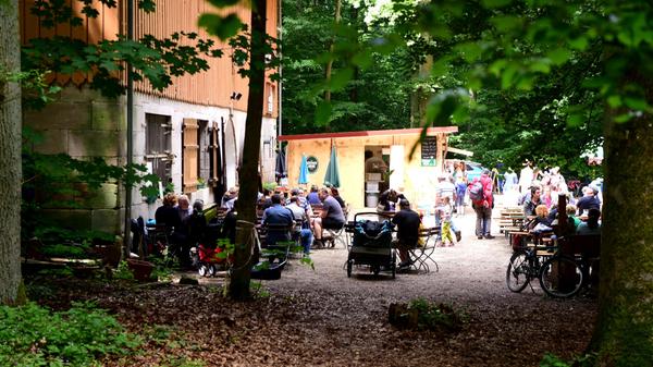 Der 1863 erbaute Felsenkeller in Burgfarrnbach feiert dieses Jahr sein 160 -jähriges Bestehen. Zum idyllischen Wald-Biergarten dürfen keine Autos hochfahren, hier herrscht also Ruhe vor Motorenlärm. Wer Brotzeiten und "Grillgut" liebt, ist hier auf jeden Fall richtig. Für Kinder gibt es Malsachen und etwas Spielzeug. Auch Hunde und Pferde sind willkommen. Geöffnet ist der Biergarten am Freitag von 15 bis 20.30 Uhr, am Samstag von 12 bis 20.30 Uhr sowie an Sonn- und Feiertagen von 11 bis 20.30 Uhr. // Sperberstraße 199, 90768 Fürth