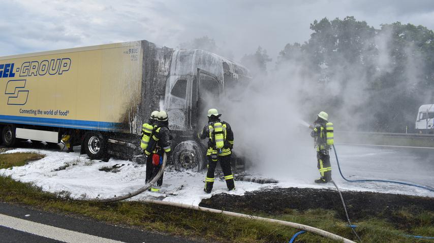 Rund 100 Einsatzkräfte sind am Montag bei einem LKW-Brand auf der A9 im Einsatz.
Rund 100 Einsatzkräfte sind am Montag bei einem LKW-Brand auf der A9 im Einsatz.