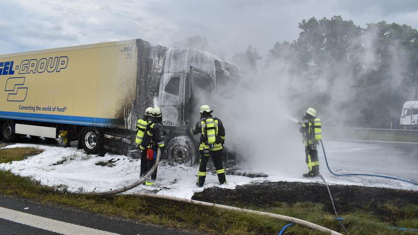  Rund 100 Einsatzkräfte sind am Montag bei einem LKW-Brand auf der A9 im Einsatz.