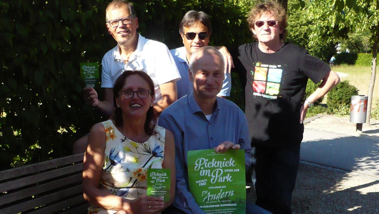 Gisela und Günther Stagat (vorne) sowie die Band "De Andern" (hinten) freuen sich, endlich wieder ein Picknick mit Musik im Woffenbacher Schlosspark ausrichten zu können.