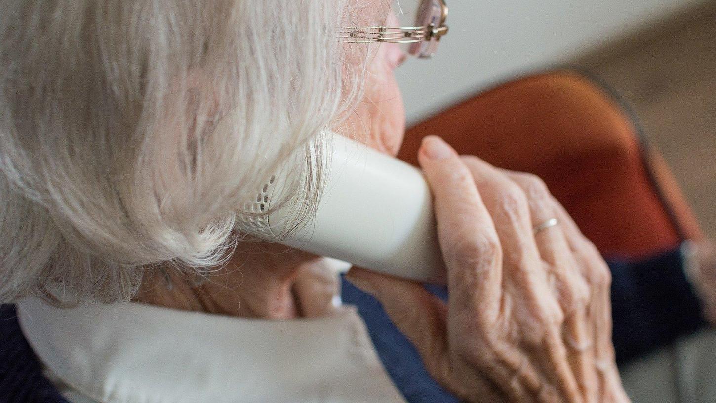 Die 88.jährige Neumarkter ließ sich von den Betrügern nicht hinters Licht führen.
Die 88.jährige Neumarkter ließ sich von den Betrügern nicht hinters Licht führen.