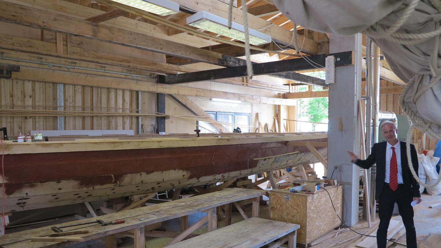 Der Projektmanager des Bootsbaus, Boris Dreyer, zeigt das Patrouillenboot "Danuvina Alacris (D.V.C.)" während der Bauphase in der Bootshalle am Altmühlsee.
Der Projektmanager des Bootsbaus, Boris Dreyer, zeigt das Patrouillenboot "Danuvina Alacris (D.V.C.)" während der Bauphase in der Bootshalle am Altmühlsee.