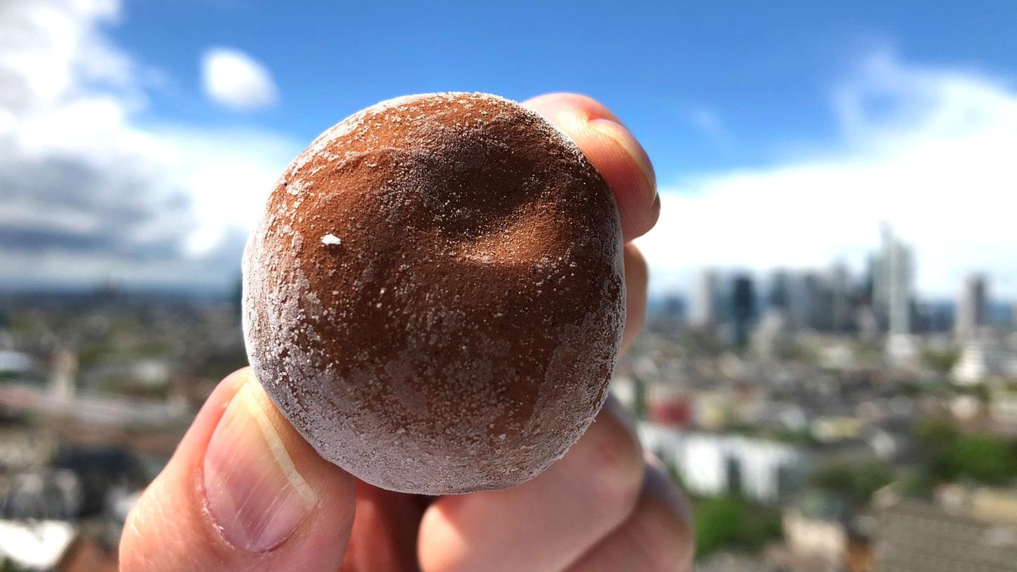 Mochi-Eis ist nicht immer leicht zu kauen. Besonders für kleinere Kinder sollte die Süßigkeit aus Japan deshalb besser geschnitten werden. Mochi-Eis ist nicht immer leicht zu kauen. Besonders für kleinere Kinder sollte die Süßigkeit aus Japan deshalb besser geschnitten werden.