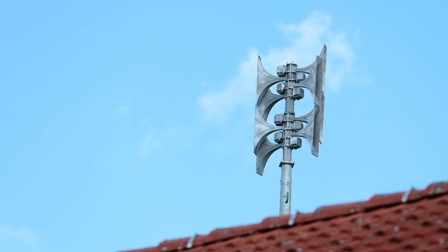 Eine elektronische Sirene mit Lautsprecher.
Eine elektronische Sirene mit Lautsprecher.