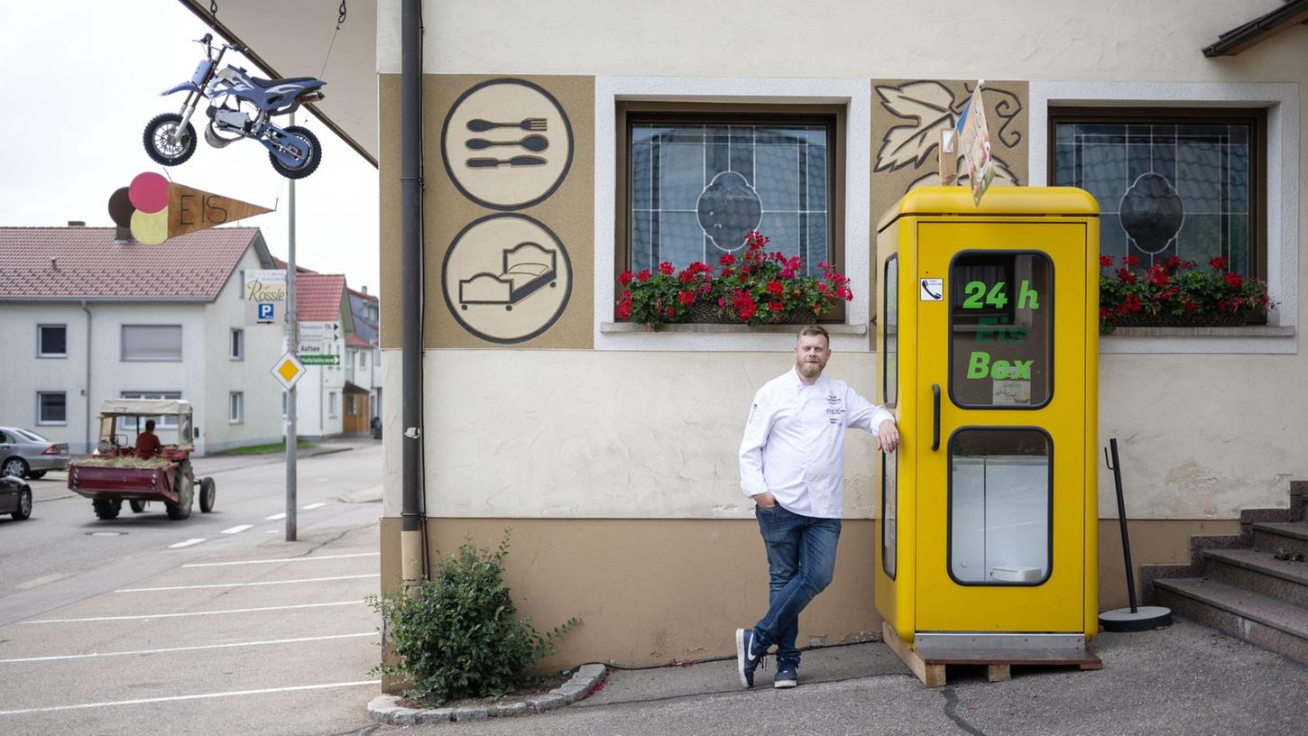 Eric Goll, Geschäftsführer des Hotel Gasthof Rössle, hat eine ausgemusterte Telefonzelle zu einem "Eishäusle" umfunktioniert. Eric Goll, Geschäftsführer des Hotel Gasthof Rössle, hat eine ausgemusterte Telefonzelle zu einem "Eishäusle" umfunktioniert.