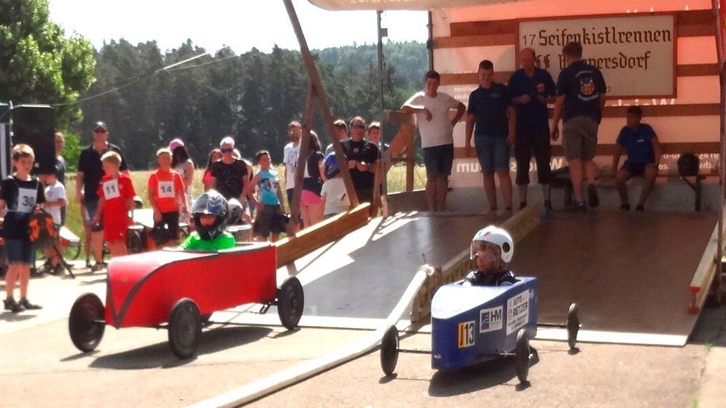 Von der Rampe hinab ging auf die Piste. Etwas mehr als eine Minuten dauerte die Fahrt.
Von der Rampe hinab ging auf die Piste. Etwas mehr als eine Minuten dauerte die Fahrt.