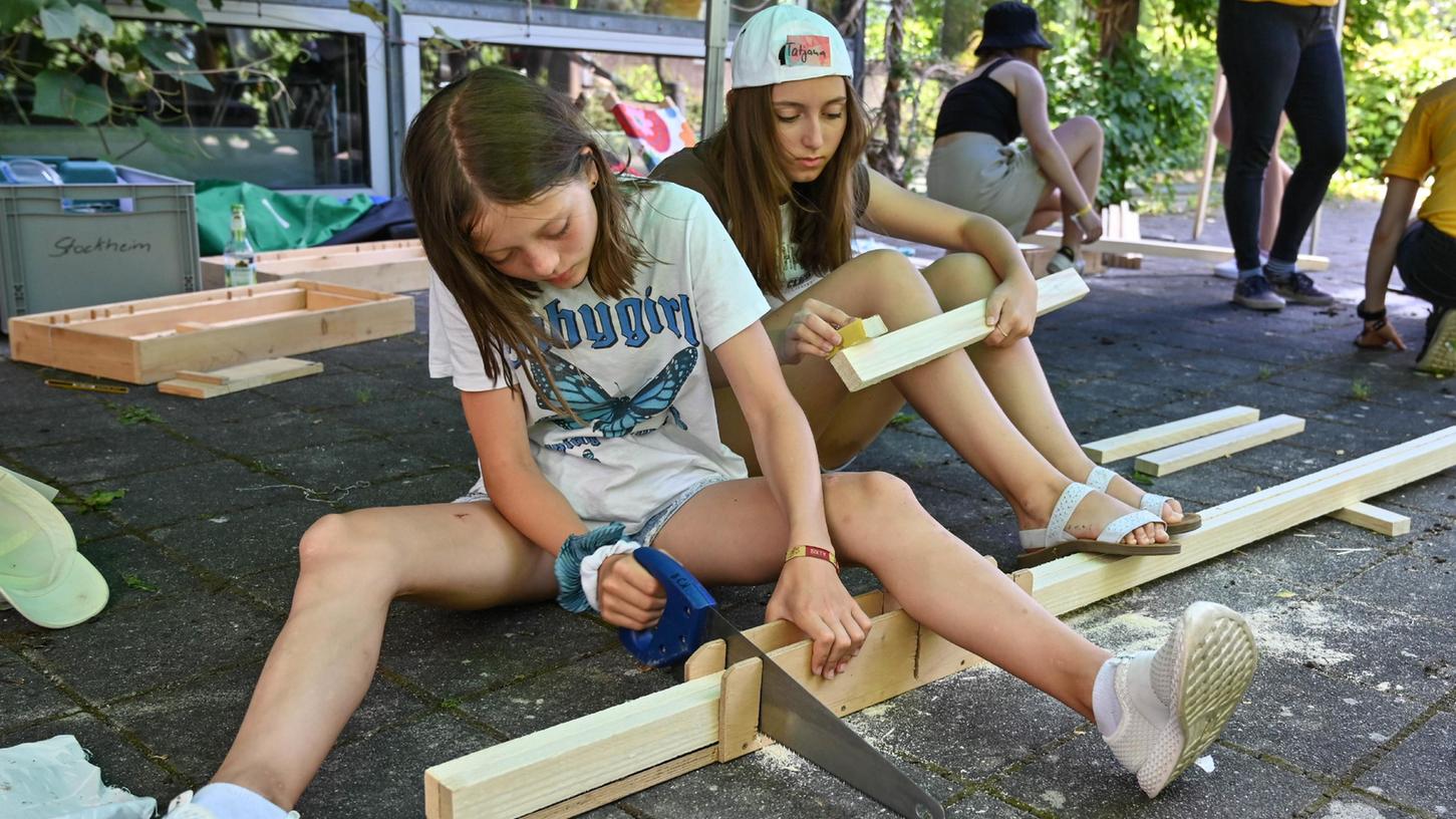 Ganz wichtig, und äußerst beliebt bei den Mädchen: ein handwerklicher Workshop, bei dem ein „Schweden-Stuhl“ gebaut wird. Hier erhielten die Teilnehmerinnen die Möglichkeit, Werkzeug in die Hand zu nehmen und selbst drauflos zu bauen.
Ganz wichtig, und äußerst beliebt bei den Mädchen: ein handwerklicher Workshop, bei dem ein „Schweden-Stuhl“ gebaut wird. Hier erhielten die Teilnehmerinnen die Möglichkeit, Werkzeug in die Hand zu nehmen und selbst drauflos zu bauen.