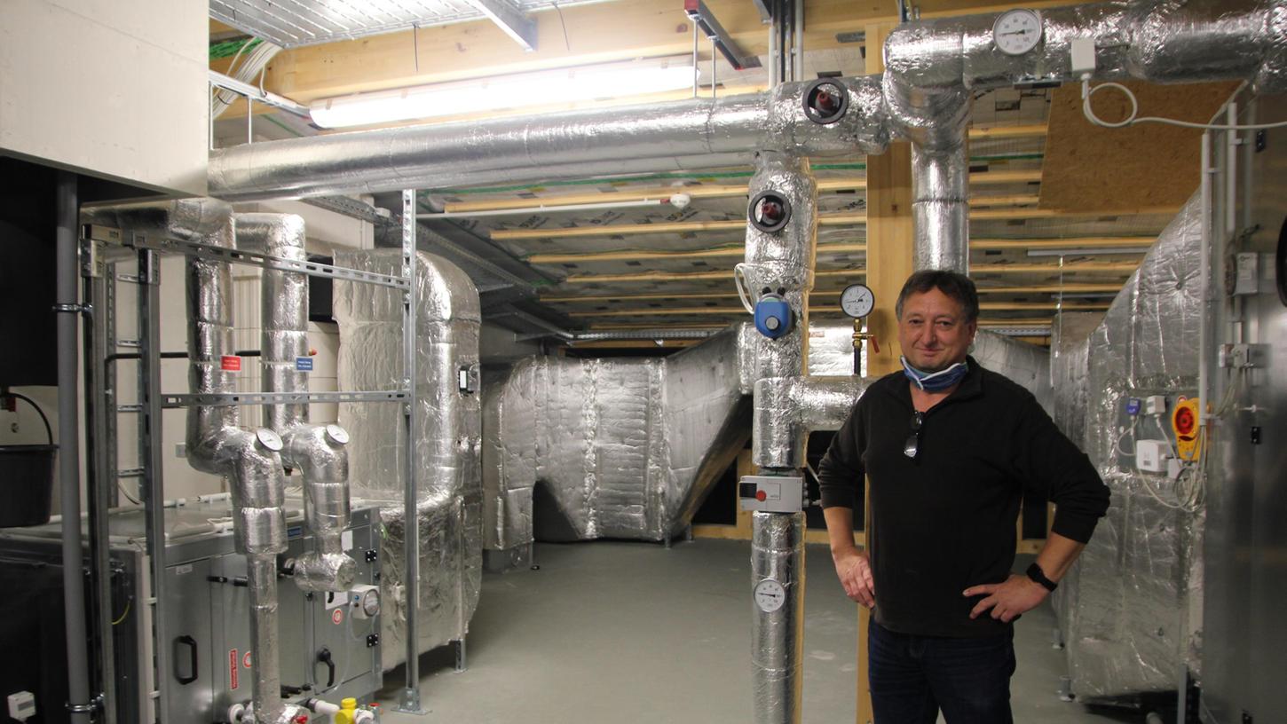 Das Willibald-Gluck-Gymnasium verfügt über eine ausgefeilte Klimatechnik mit Agrothermiefeld unter dem Sportplatz, Wärmepumpe und großer Lüftungsanlage unter dem Dach, hier mit Hausmeister Richard Lang.
Das Willibald-Gluck-Gymnasium verfügt über eine ausgefeilte Klimatechnik mit Agrothermiefeld unter dem Sportplatz, Wärmepumpe und großer Lüftungsanlage unter dem Dach, hier mit Hausmeister Richard Lang.