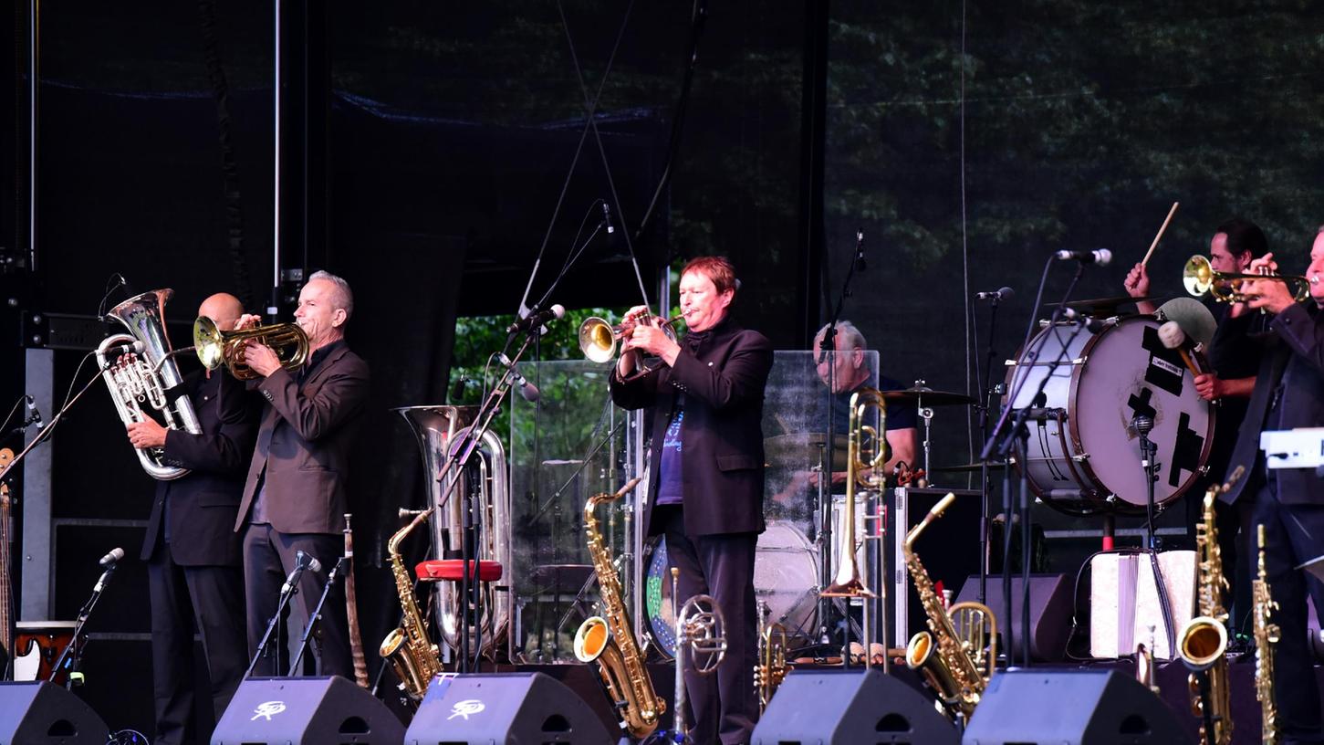 Das Besondere an Haindlings Band: Jeder der sechs Musiker und der Meister selbst spielt jedes nur denkbare Instrument.
Das Besondere an Haindlings Band: Jeder der sechs Musiker und der Meister selbst spielt jedes nur denkbare Instrument.