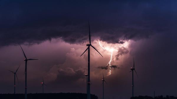 News Bilder des Tages Ein Gewitter zeichnet sich hinter Windraedern ab in Duben, 12.06.2019. Duben Deutschland *** A th