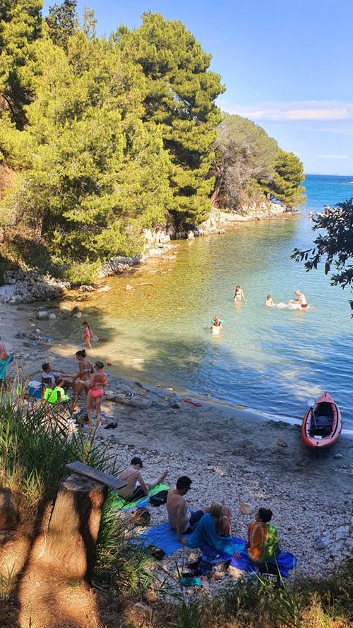 Diese Strandbucht ist sogar feinsandig - eine Seltenheit in Kroatien.