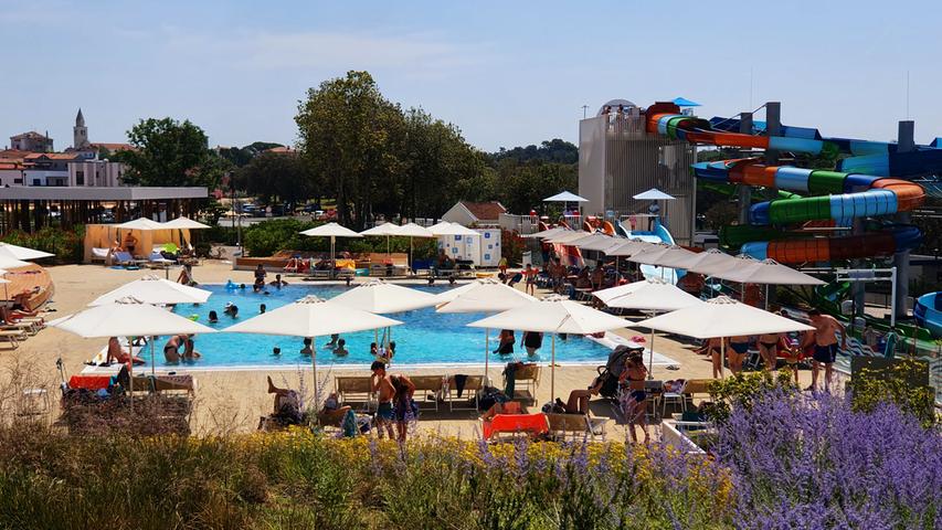 Pool und Rutschenlandschaft des Istra Premium Campingplatzes.