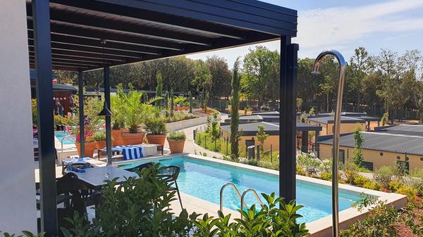 Manche der Mobile-Homes haben sogar ihren eigenen Pool. Für eine Woche zahlt man je nach Saison weit über 2000 Euro.