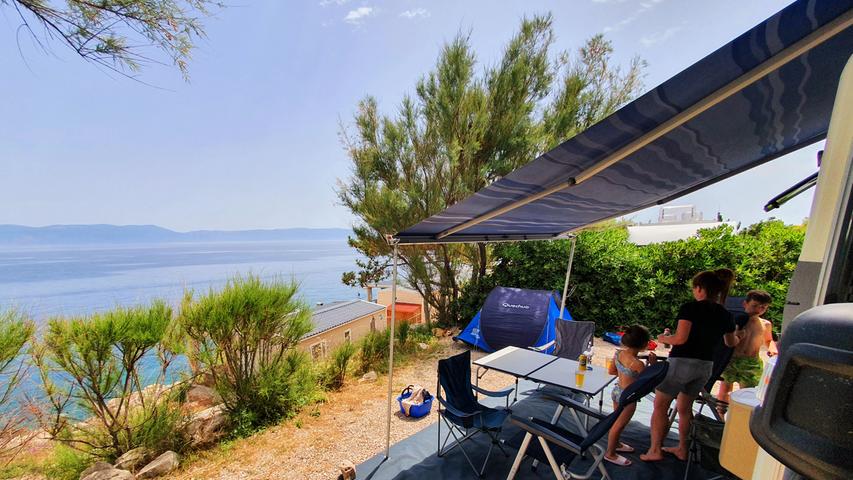 Was für eine Parzelle fürs Wohnmobil auf dem Marina Camping: Weiter Blick aufs Meer, hinten liegt Cres.