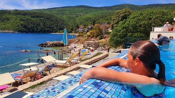 Könnte auch in Griechenland oder sonstwo am Mittelmeer sein: Der Strandpool des Marina Camping.