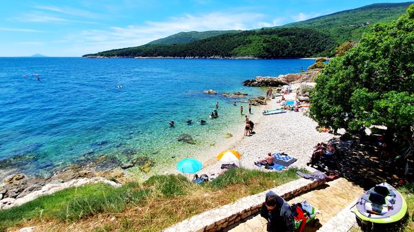 Der Kiesstrand des Marina Camping.