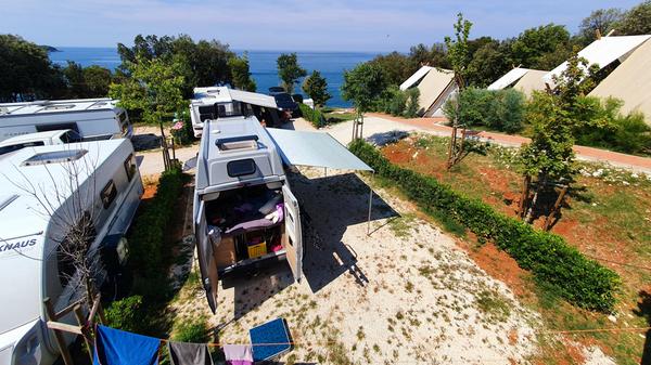 Glamping hält überall Einzug - links die Wohnwagen und Wohnmobile, rechts die Glampingzelte.