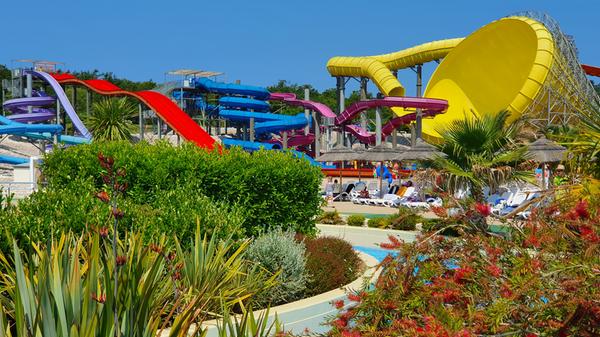 Nur drei Kilometer entfernt ist der Wasserpark Aquacolors - mit Kindern vergeht der Tag dort rasend schnell.