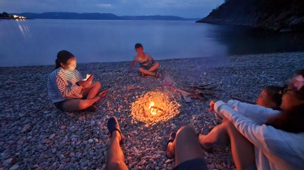 Der nahe Huboka-Strand ist eine weite, weiße Sichel aus Kieselsteinchen, dahinter dichter mediterraner Wald, eingefasst in Felsen. Hier gibt´s noch nicht mal eine Bar. Ideal für ein einsames Familien-Lagerfeuer.