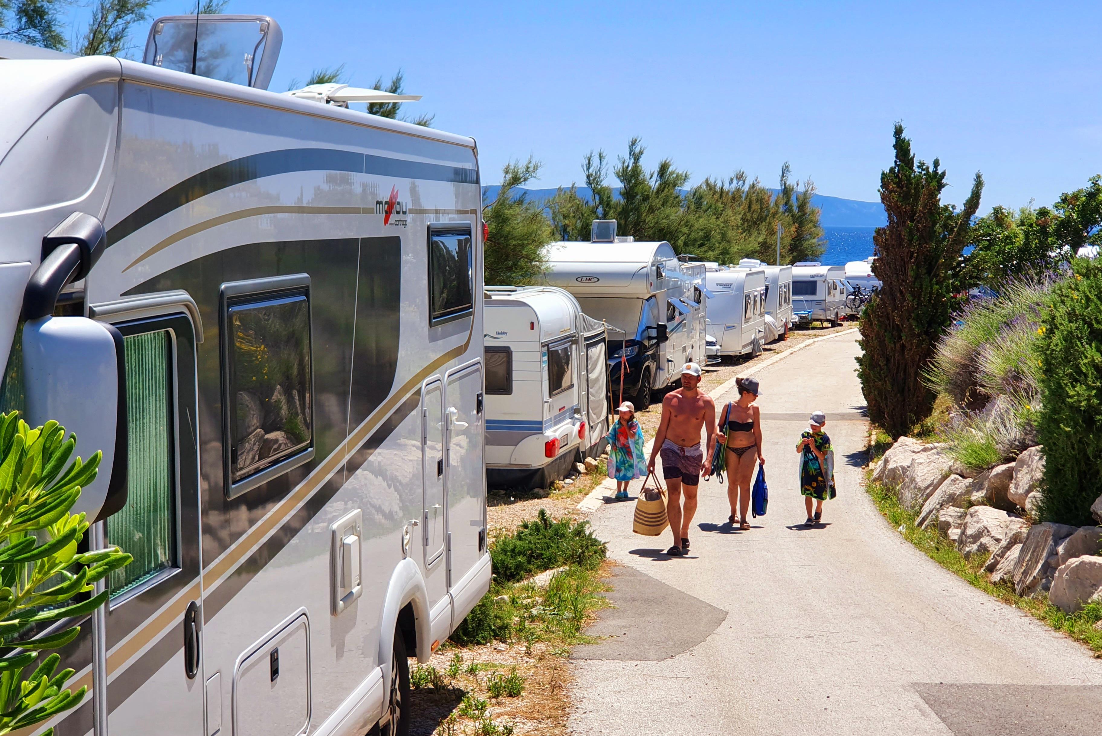 Hauptsaison und ein Platz am Meer? Die gefragtesten Campingplätze sind oft Wochen, ja Monate im Voraus ausgebucht. Ein Service verrät nun, wo Sie noch unterkommen. Hauptsaison und ein Platz am Meer? Die gefragtesten Campingplätze sind oft Wochen, ja Monate im Voraus ausgebucht. Ein Service verrät nun, wo Sie noch unterkommen.