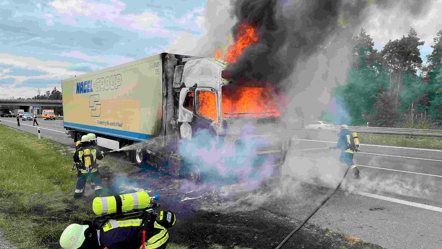 Ein LKW-Brand auf der A9 forderte am Montagnachmittag viele Feuerwehren, das THW und den Rettungsdienst über mehrere Stunden.