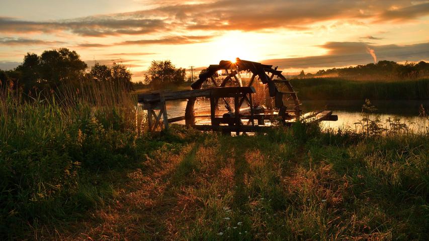 Das Frühaufstehen hat sich gelohnt: Beim Sonnenaufgang war eine schöne idyllische Morgenstimmung mit dem Möhrendorfer Wasserrad garantiert.
