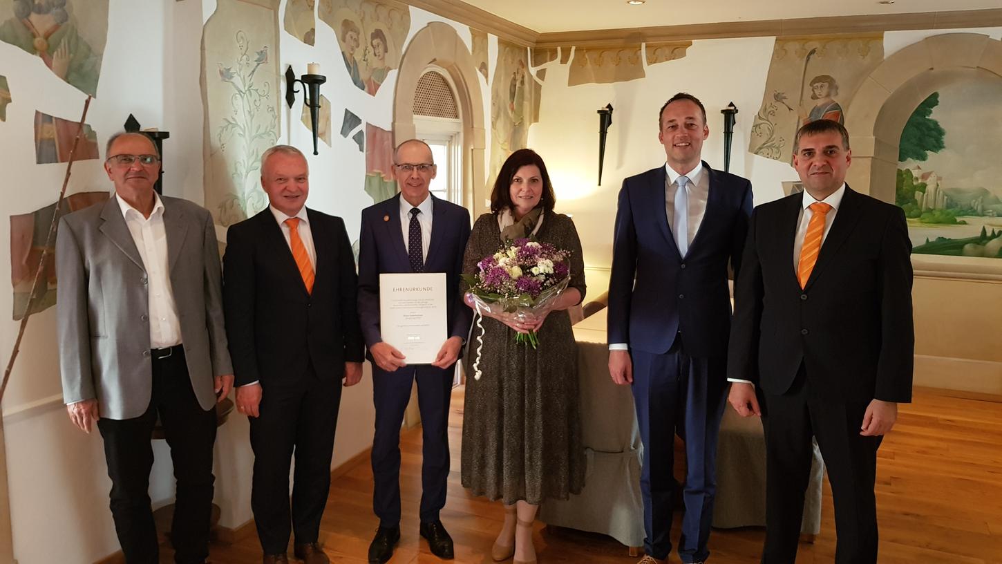 Abschied nach 44 Berufsjahren: (v.li.) Franz Ehrensberger (Vorsitzender des Aufsichtsrates), Vorstand Martin Reindl, Klaus Federholzner und seine Frau Agathe, Dr. Alexander Leißl (Leiter des Prüfungsbereichs Banken beim Genossenschaftsverband Bayern) und Vorstand Roland Pirzer.
Abschied nach 44 Berufsjahren: (v.li.) Franz Ehrensberger (Vorsitzender des Aufsichtsrates), Vorstand Martin Reindl, Klaus Federholzner und seine Frau Agathe, Dr. Alexander Leißl (Leiter des Prüfungsbereichs Banken beim Genossenschaftsverband Bayern) und Vorstand Roland Pirzer.
