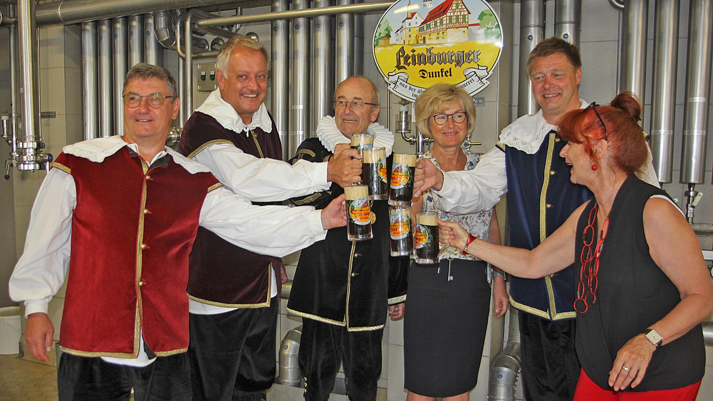Brauereichefin Cornelia Bub (Mitte) hat zur Bierprobe eine Abordnung des Altdorfer Lionsclubs zu Gast (von links): Manfred Göhring, Martin Kelbel, Hans Rötzer, Präsident Christian Schötz und Karin Englmeier-Deeg. Brauereichefin Cornelia Bub (Mitte) hat zur Bierprobe eine Abordnung des Altdorfer Lionsclubs zu Gast (von links): Manfred Göhring, Martin Kelbel, Hans Rötzer, Präsident Christian Schötz und Karin Englmeier-Deeg.