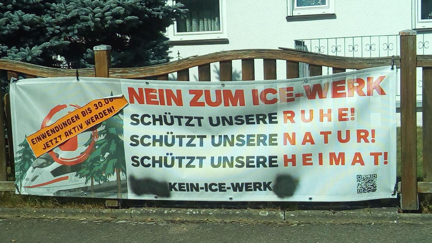 Mit Transparenten an ihren Zäunen zeigen Bürger in Wendelstein, Röthenbach und Feucht ihre Ablehnung.  
