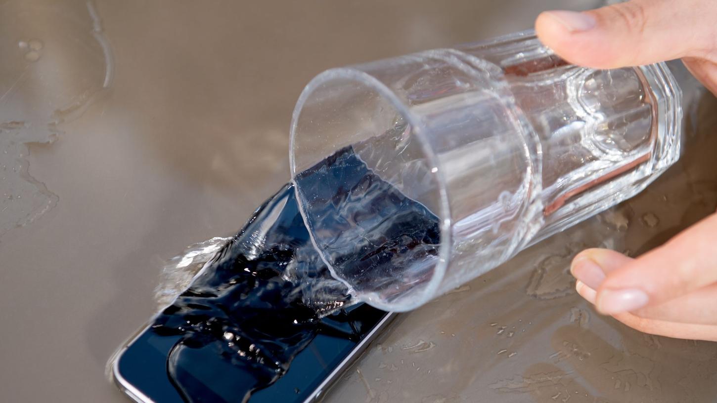 Wasser und Smartphone vertragen sich in der Regel nicht so gut. Wie lässt sich ein Gerät dennoch retten, wenn Feuchtigkeit eingedrungen ist?