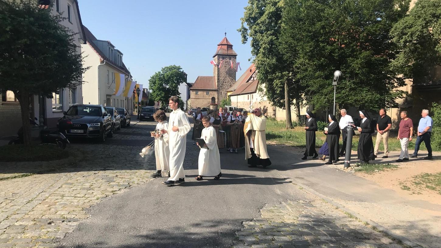 Das Überqueren der Steinwegstraße vom Kirchplatz aus zur Lourdesgrotte stellte aufgrund der Straßenverhältnisse entlang des Prozessionsweges wohl eine der kürzesten Routen dar.
Das Überqueren der Steinwegstraße vom Kirchplatz aus zur Lourdesgrotte stellte aufgrund der Straßenverhältnisse entlang des Prozessionsweges wohl eine der kürzesten Routen dar.