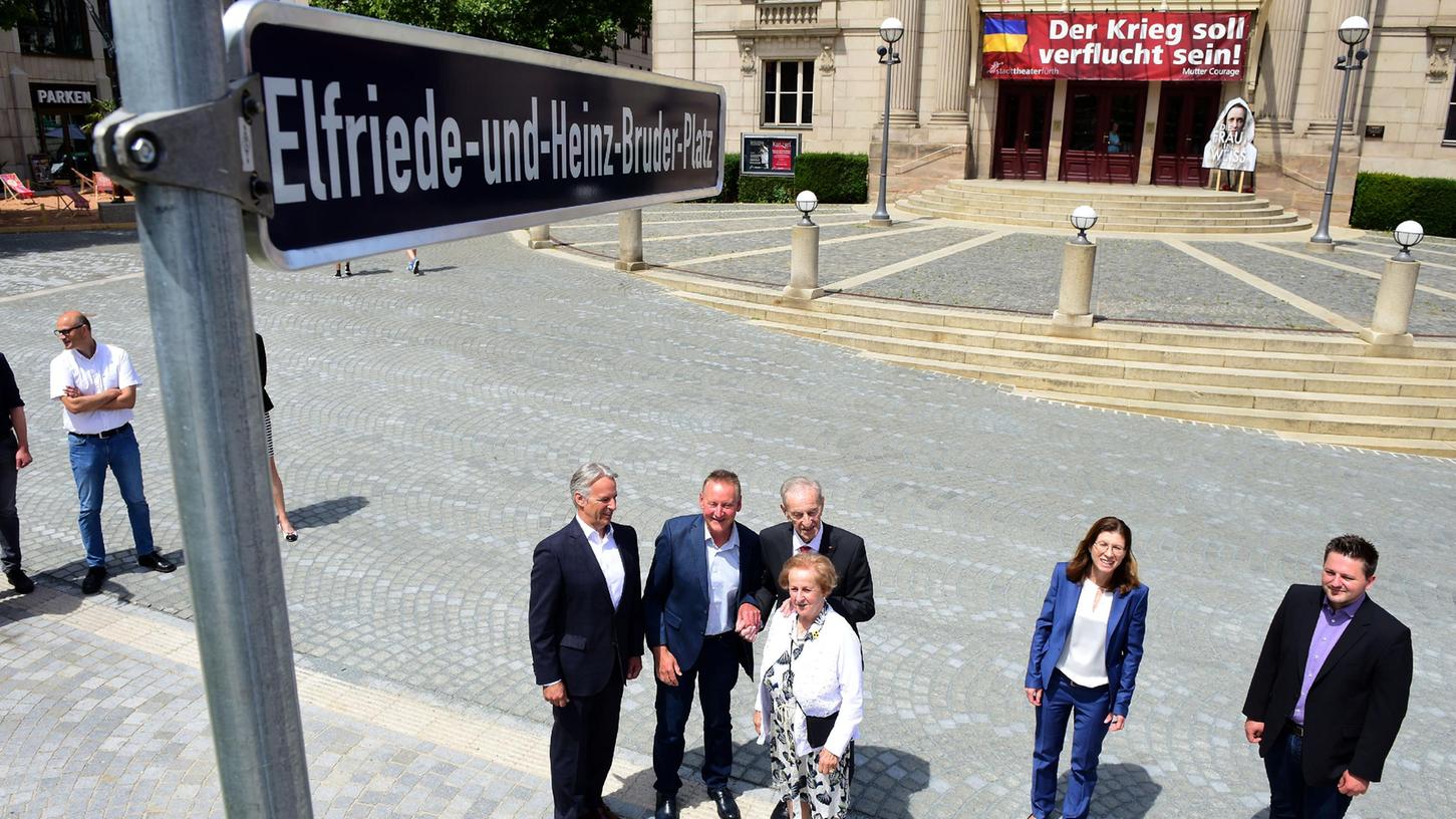 Der Platz vor dem Stadttheater trägt nun den Namen von Elfriede und Heinz Bruder.
