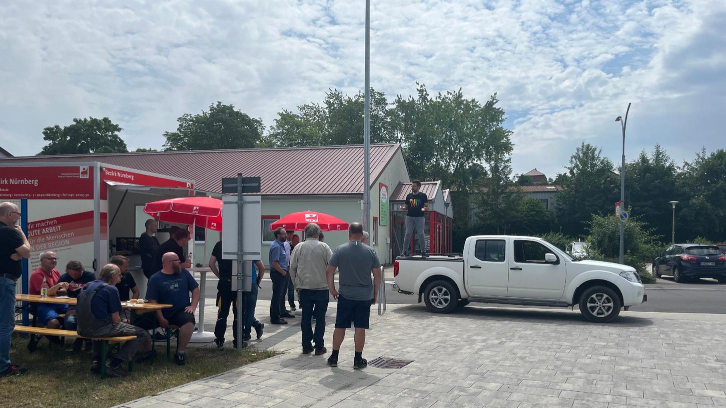 Vor dem Firmengelände der Firma Alfmeier in der Industriestraße fand Dienstagmittag eine Tarifaktion statt.