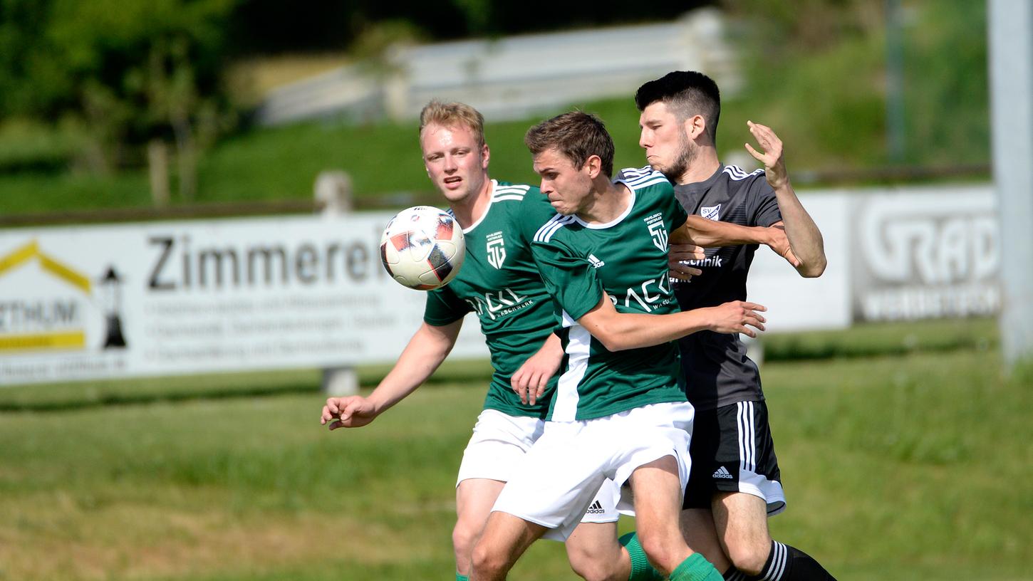 Mit einem 2:0 im direkten Duell versetzte der SV Pölling (schwarze Trikots) der SG Pavelsbach/Postbauer am vorletzten Spieltag einen entscheidenden Schlag im Kampf um den Klassenverbleib. Eine Woche später trat der SVP gegen SG-Konkurrent Ochenbruck nicht mehr an und sah sich in der Folge etlichen Anschuldigungen ausgesetzt. Mit einem 2:0 im direkten Duell versetzte der SV Pölling (schwarze Trikots) der SG Pavelsbach/Postbauer am vorletzten Spieltag einen entscheidenden Schlag im Kampf um den Klassenverbleib. Eine Woche später trat der SVP gegen SG-Konkurrent Ochenbruck nicht mehr an und sah sich in der Folge etlichen Anschuldigungen ausgesetzt.