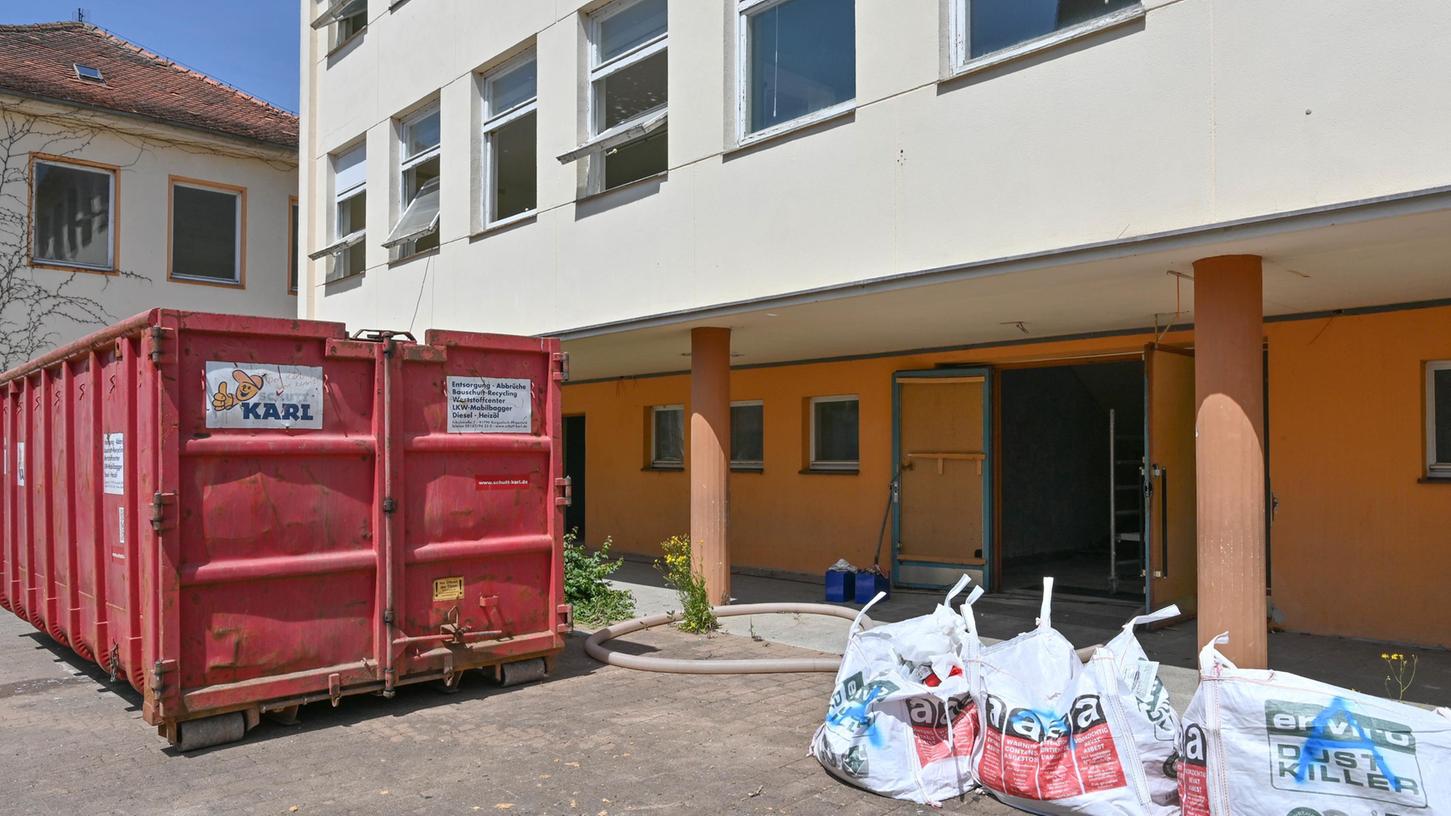 Noch stehen Container und Baumaterial herum, doch schon bald soll das Gebäude mit neuem Leben gefüllt werden.
Noch stehen Container und Baumaterial herum, doch schon bald soll das Gebäude mit neuem Leben gefüllt werden.