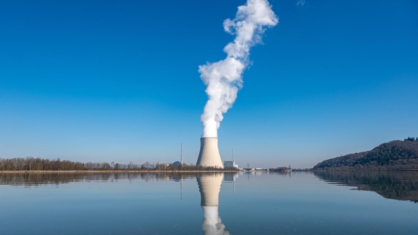 Bayerns letztes Kernkraftwerk, das noch nicht endgültig vom Netz gegangen ist: Wasserdampf steigt aus dem Kühlturm vom Atomkraftwerk Isar 2 im Landkreis Landshut.