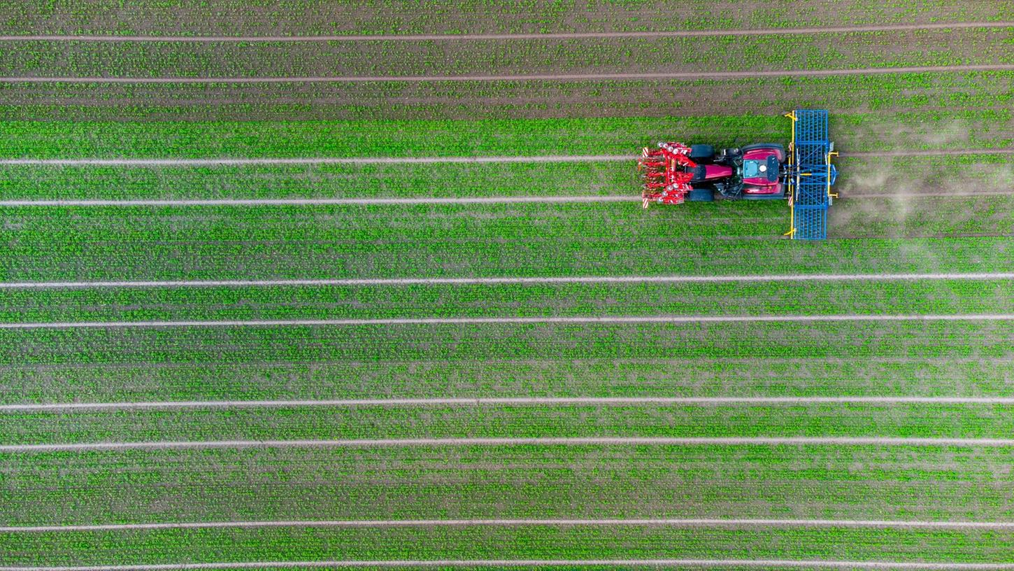Viele landwirtschaftliche Betriebe müssen jeden Euro umdrehen. Dass sie für die Umwelt ganze Äcker stilllegen müssen, empfinden sie als Hemmnis.
Viele landwirtschaftliche Betriebe müssen jeden Euro umdrehen. Dass sie für die Umwelt ganze Äcker stilllegen müssen, empfinden sie als Hemmnis.