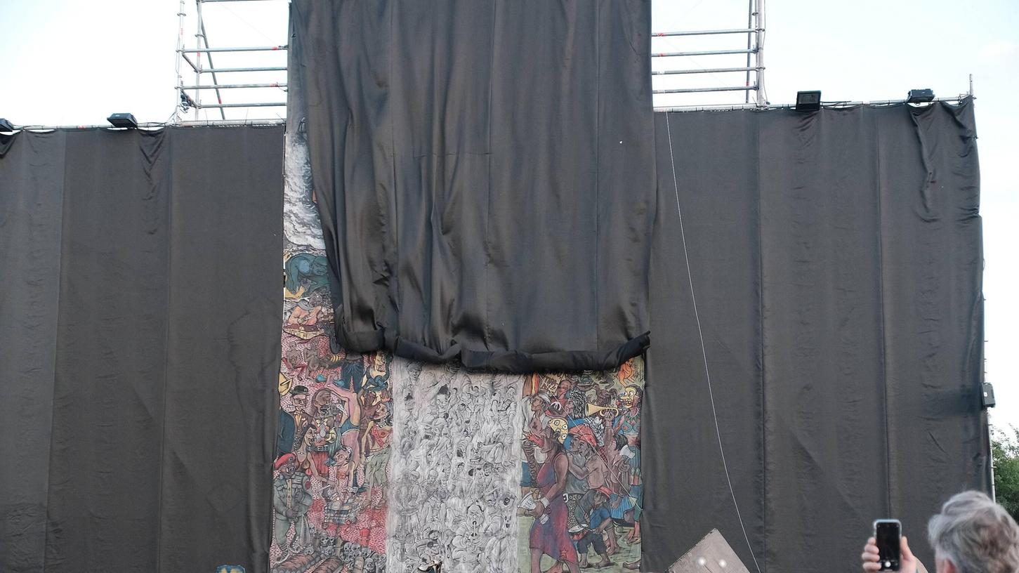 Das Banner des indonesischen Künstlerkollektivs Taring Padi wurde zunächst mit Stoff verhüllt, jetzt wird es ganz entfernt.
