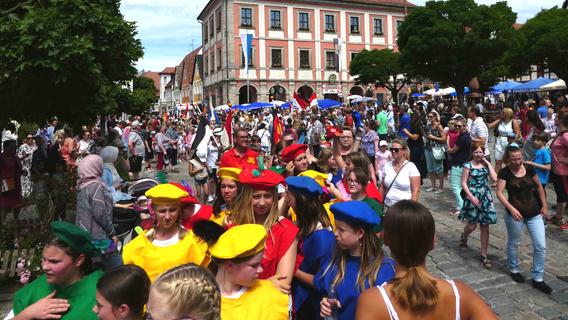 Farbenfrohe Tänze beim Kinderfest zur Neustädter Kirchweih