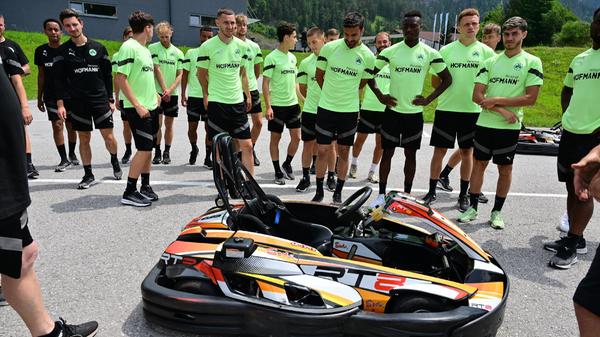 Am Dienstagnachmittag durften die Fußballer des Kleeblatts ein bisschen entspannen und Spaß haben. Nach dem Mittagessen trafen sich Trainer und Mannschaft auf dem "ÖAMTC Fahrtechnik Zentrum" am "Gut Brandlhof". Anschließend ging es auf die Rennstrecke. Unser Fotograf war dabei!