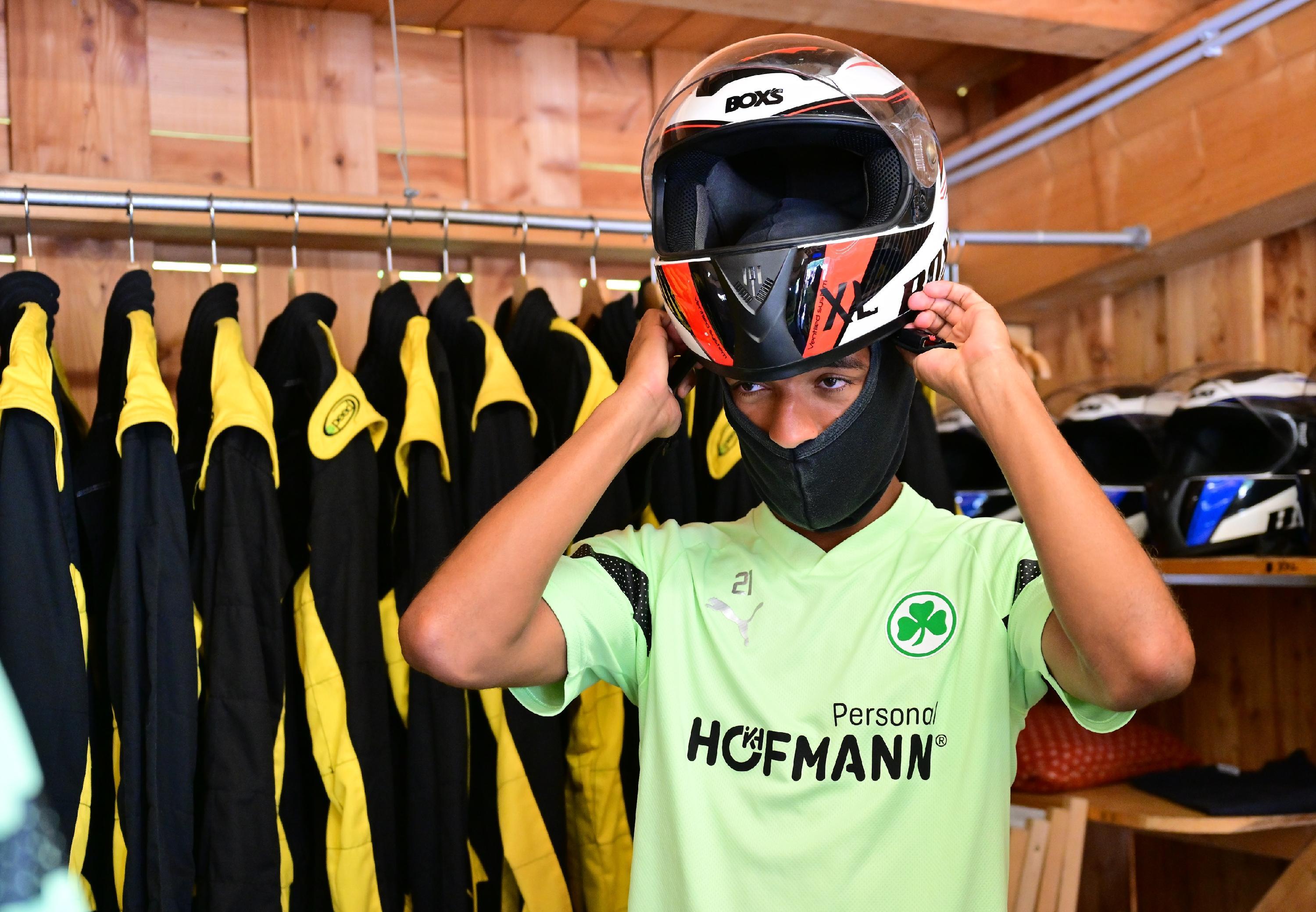 Dann wurde es Ernst: Timothy Tillman macht vor, wie man fachmännisch Haube und Helm aufsetzt.