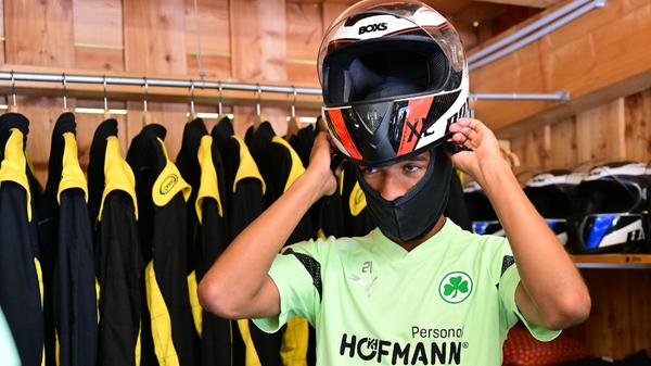 Dann wurde es Ernst: Timothy Tillman macht vor, wie man fachmännisch Haube und Helm aufsetzt.