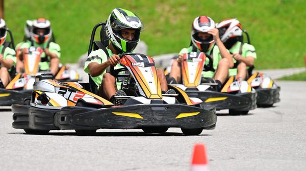 ... und auf Kommando durften die Profis Gas geben.