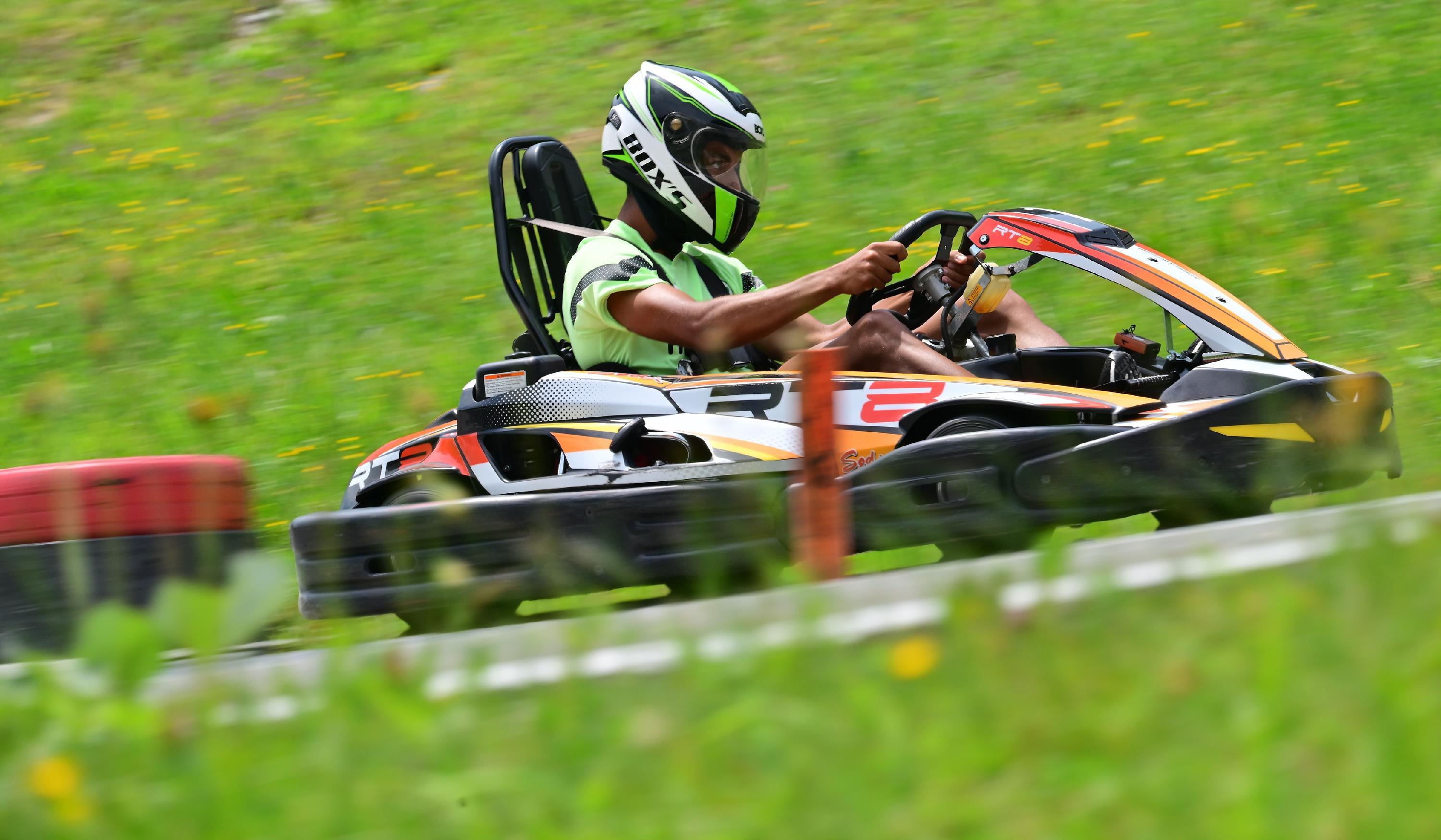 Immer wieder rasten die Kollegen an der "Naturtribüne" vorbei...
