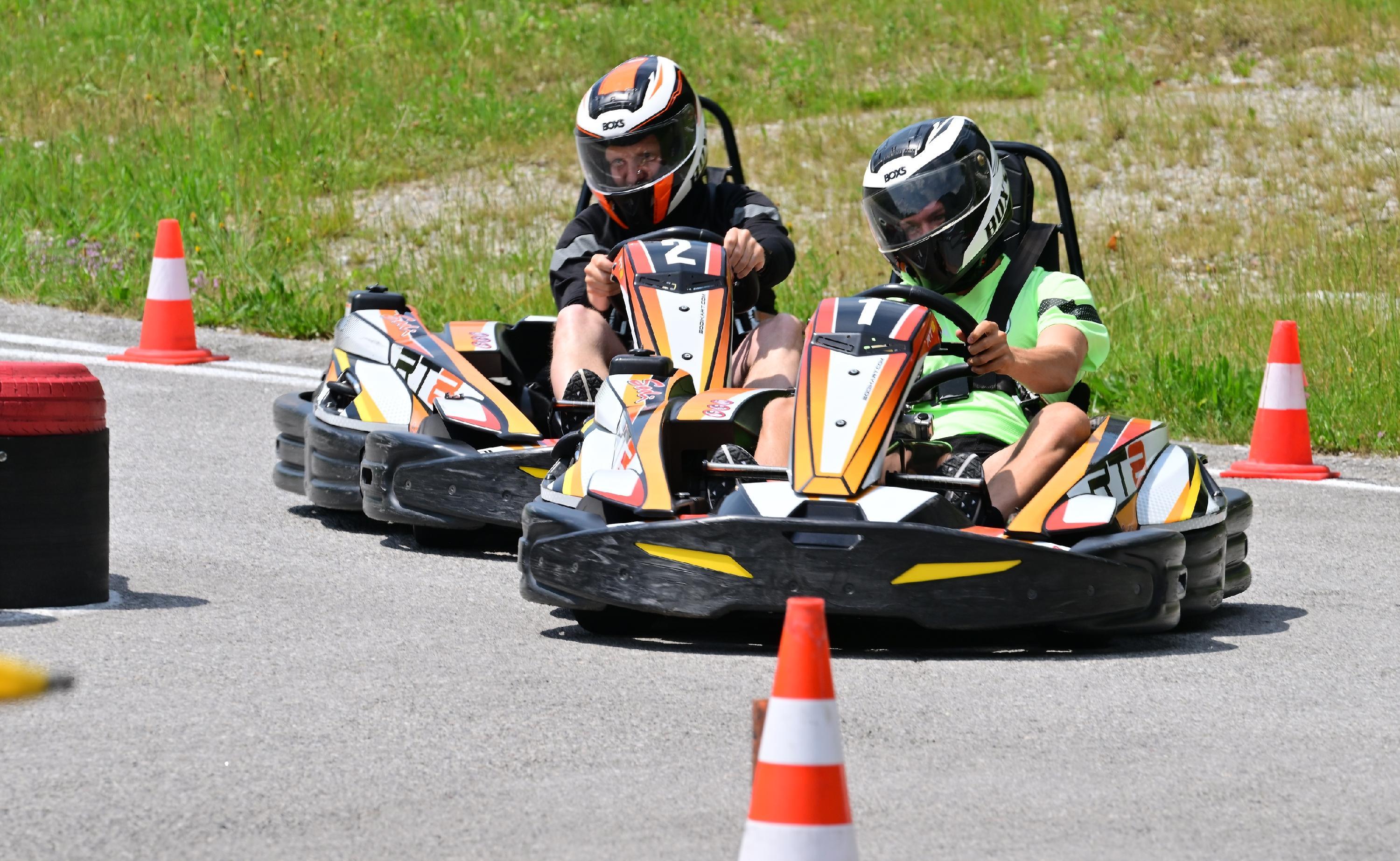 ... verfolgte seine Spieler auf dem Asphalt...