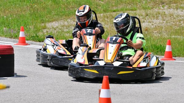 ... verfolgte seine Spieler auf dem Asphalt...