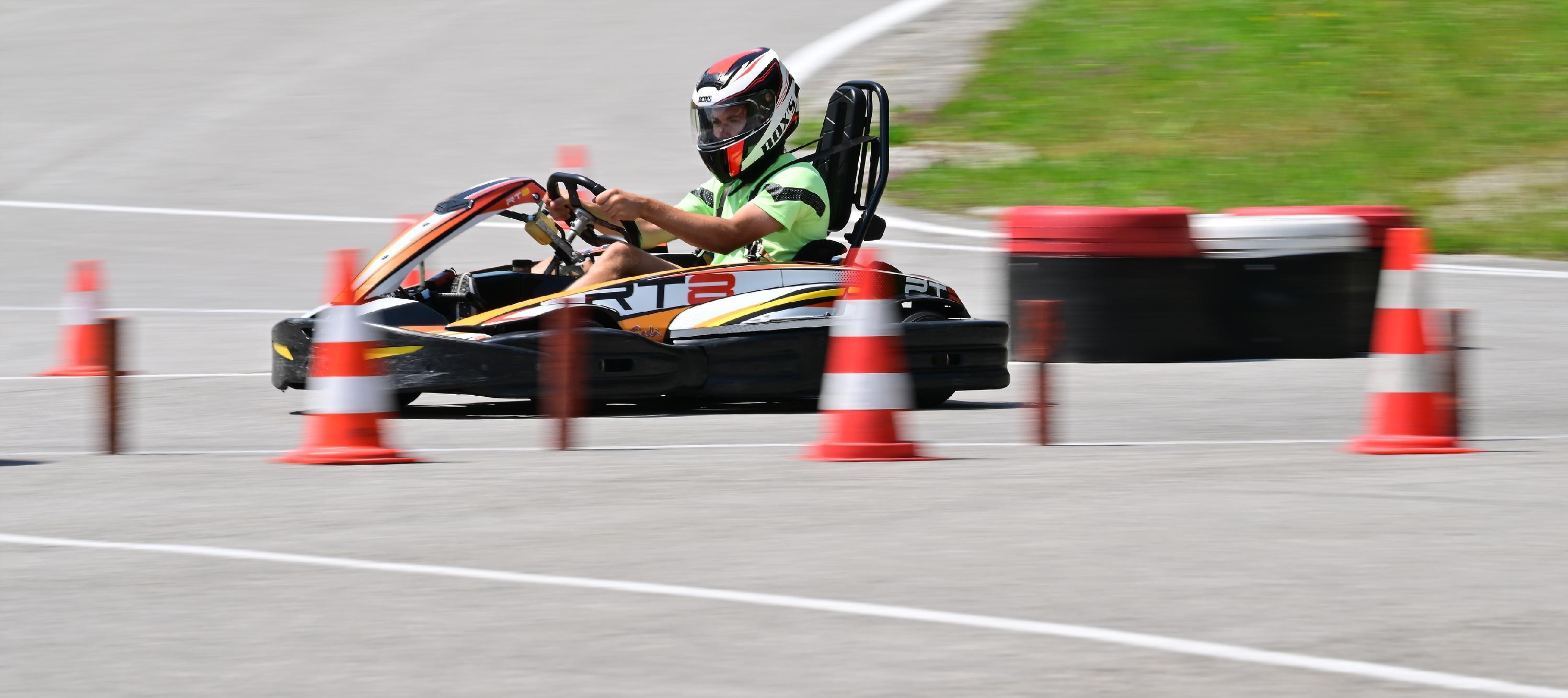Nach und nach tauschten alle den Fußballplatz mal kurz gegen die Rennstrecke.